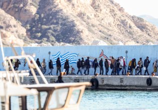 Politico: Σε διπλό ταμπλό «παίζει» η κυβέρνηση με τους μετανάστες – Ισορροπώντας σε ένα λεπτό σχοινί