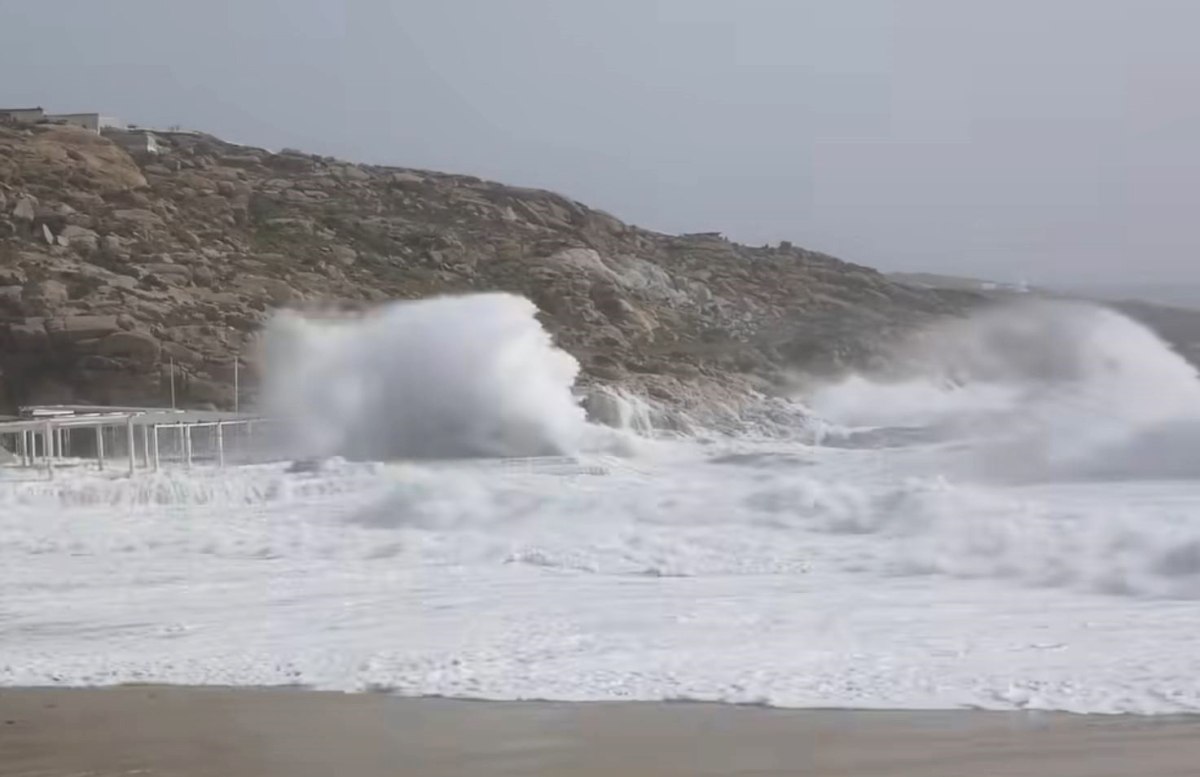 Μύκονος: Συγκλονιστικές εικόνες από την φουρτουνιασμένη θάλασσα