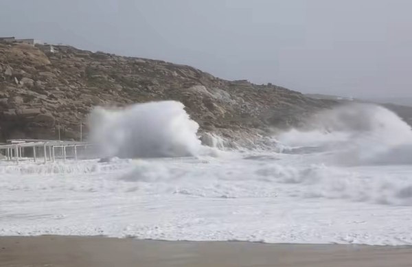 Μύκονος: Συγκλονιστικές εικόνες από την φουρτουνιασμένη θάλασσα