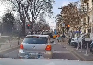 Η στιγμή του εκτροχιασμού του τραμ στο Μιλάνο με 2 νεκρούς και 39 τραυματίες [βίντεο]