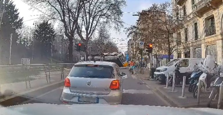 Η στιγμή του εκτροχιασμού του τραμ στο Μιλάνο με 2 νεκρούς και 39 τραυματίες [βίντεο]