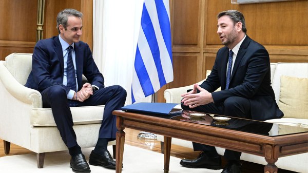 Κυβέρνηση: Απλώνει δίχτυα «συναινέσεων» προς το ΠΑΣΟΚ, με το βλέμμα στους κεντρώους