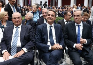 Μαξίμου: Με αμηχανία απέναντι στην κριτική Καραμανλή – Σαμαρά, αναμετριέται με τη «λαϊκή ψυχή» της παράταξης