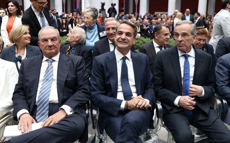 Μαξίμου: Με αμηχανία απέναντι στην κριτική Καραμανλή – Σαμαρά, αναμετριέται με τη «λαϊκή ψυχή» της παράταξης