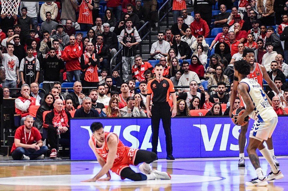 «Man down»: Ο Μοντέρο σώριασε τον «πολύ» Βασίλιε Μίτσιτς στο παρκέ και τα social media… γλεντούν (vid)