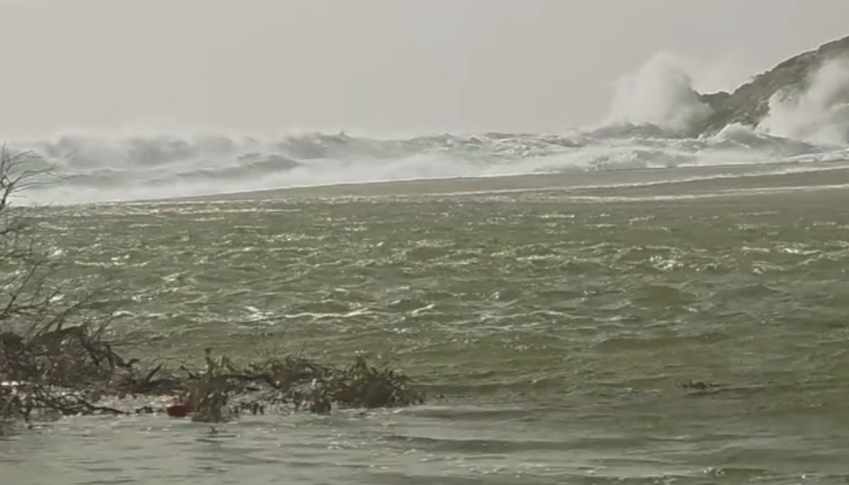 Μύκονος: Θυελλώδεις άνεμοι σφυροκοπούν το νησί – Θάλασσα και στεριά έγιναν ένα