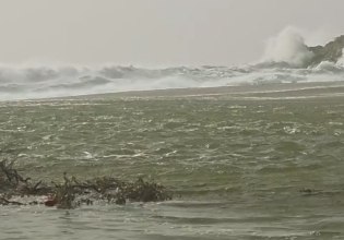 Μύκονος: Θυελλώδεις άνεμοι σφυροκοπούν το νησί – Θάλασσα και στεριά έγιναν ένα