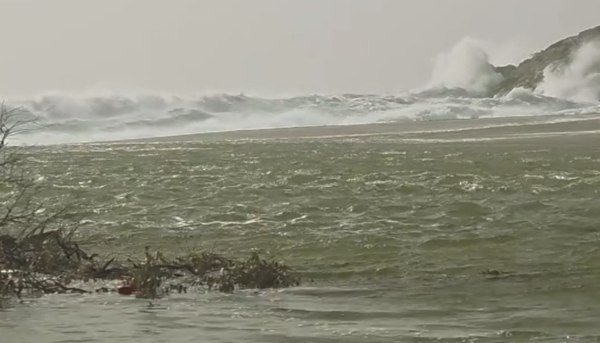 Μύκονος: Θυελλώδεις άνεμοι σφυροκοπούν το νησί – Θάλασσα και στεριά έγιναν ένα