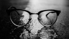 Yuvezzi: Πρωτοποριακό κολλύριο υπόσχεται λύση στην πρεσβυωπία – Έλαβε έγκριση από την FDA