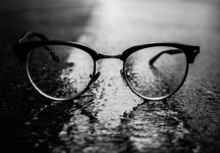 Yuvezzi: Πρωτοποριακό κολλύριο υπόσχεται λύση στην πρεσβυωπία – Έλαβε έγκριση από την FDA