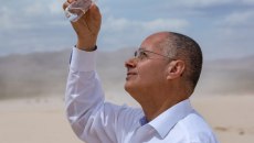 Ξηρασία: Νομπελίστας έφτιαξε μηχανή που συλλέγει νερό από τον ξηρό αέρα – «Επαναπροσδιορίζοντας την ύλη»