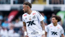 Η viral αγκαλιά του Νεϊμάρ με ηλικωμένη φίλαθλο: Πραγματοποίησε το όνειρό της και… φορτσάρει για το δικό του (vid)