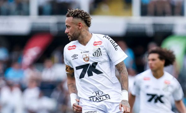 Η viral αγκαλιά του Νεϊμάρ με ηλικωμένη φίλαθλο: Πραγματοποίησε το όνειρό της και… φορτσάρει για το δικό του (vid)