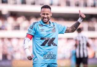 Η viral αγκαλιά του Νεϊμάρ με ηλικωμένη φίλαθλο: Πραγματοποίησε το όνειρό της και… φορτσάρει για το δικό του (vid)