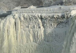 Πάγωσαν οι καταρράκτες του Νιαγάρα στην καναδική πλευρά