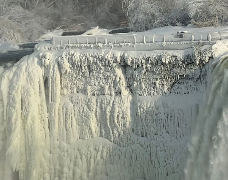 Πάγωσαν οι καταρράκτες του Νιαγάρα στην καναδική πλευρά