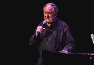 Νιλ Σεντάκα: Πέθανε σε ηλικία 86 ετών ο θρύλος του ροκ εν ρολ