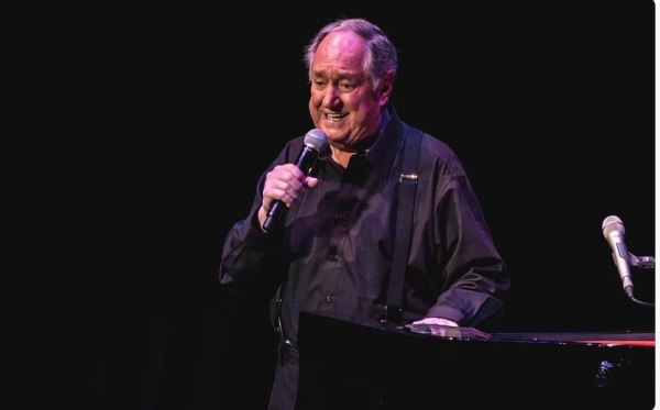 Νιλ Σεντάκα: Πέθανε σε ηλικία 86 ετών ο θρύλος του ροκ εν ρολ