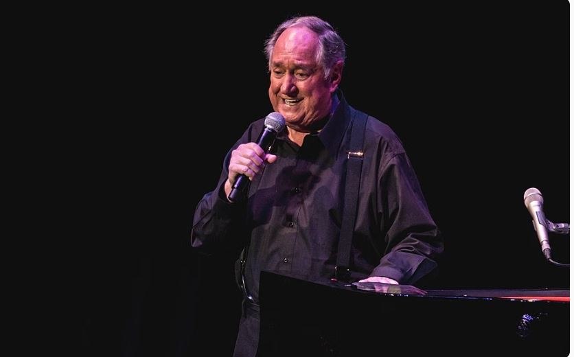 Νιλ Σεντάκα: Πέθανε σε ηλικία 86 ετών ο θρύλος του ροκ εν ρολ