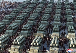 Βόρεια Κορέα: Παρουσιάζει εκτοξευτήρα πολλαπλών πυραύλων ικανών να φέρουν πυρηνικές κεφαλές