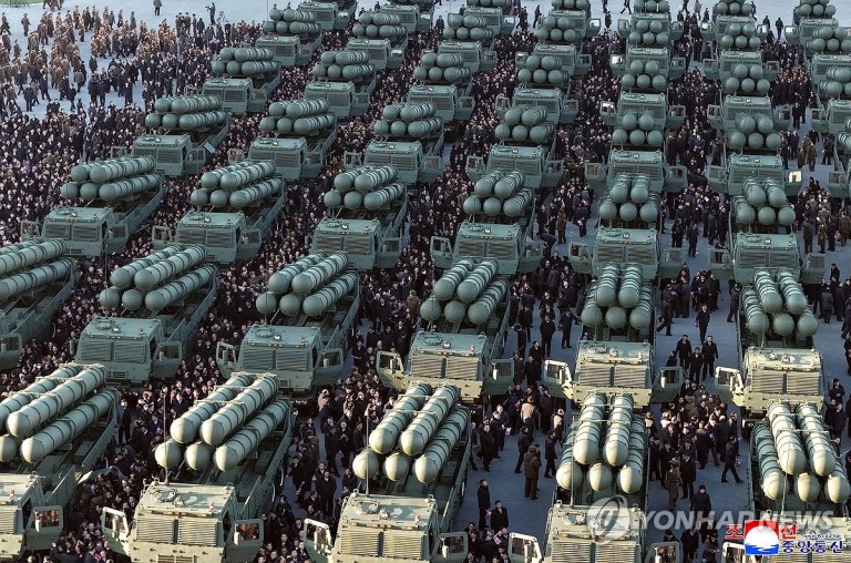 Βόρεια Κορέα: Παρουσιάζει εκτοξευτήρα πολλαπλών πυραύλων ικανών να φέρουν πυρηνικές κεφαλές