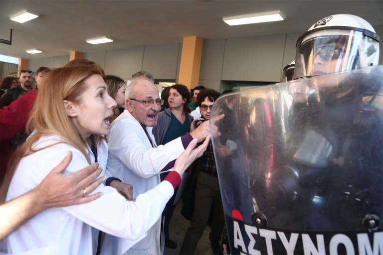 Κόντρες στη Βουλή για τα επεισόδια στη Νίκαια: «Ο Γεωργιάδης θέλει να κάνει στημένες φιέστες με τις δυνάμεις καταστολής»