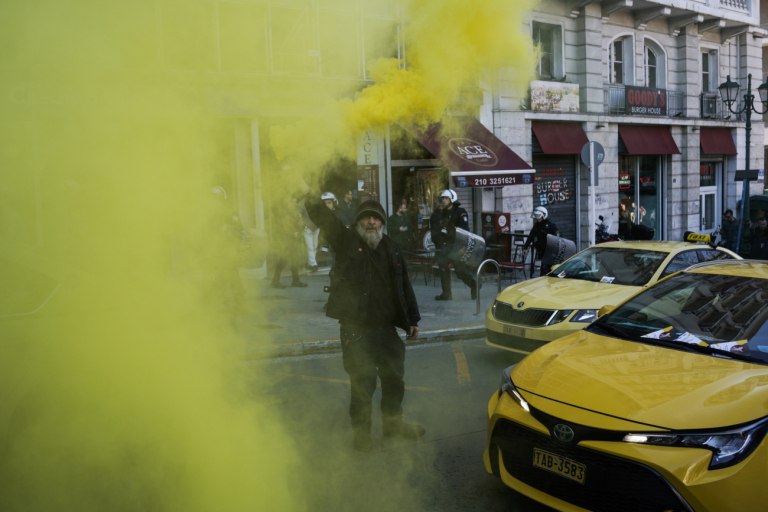Όλοι εναντίον όλων γύρω από το ερανιστικό νομοσχέδιο του υπουργείου Μεταφορών