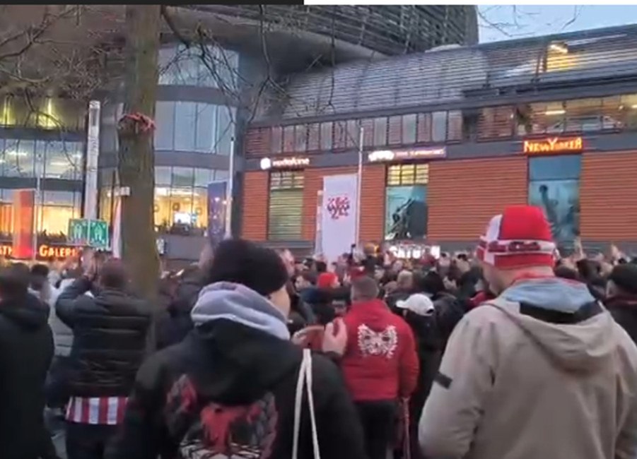 Ολυμπιακός: Οι οπαδοί του «έντυσαν» το Λεβερκούζεν στα «ερυθρόλευκα» (vid)