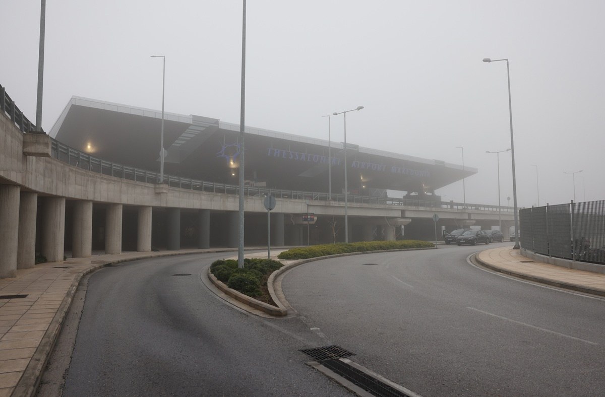 Πέπλο ομίχλης κάλυψε τη Θεσσαλονίκη – Καθυστερήσεις στις πτήσεις στο αεροδρόμιο «Μακεδονία»