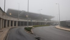 Πέπλο ομίχλης κάλυψε τη Θεσσαλονίκη – Καθυστερήσεις στις πτήσεις στο αεροδρόμιο «Μακεδονία»