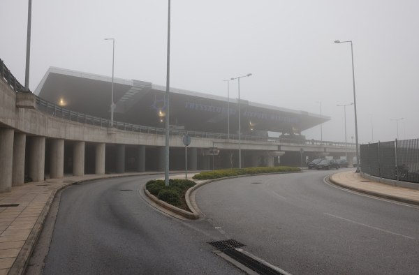 Πέπλο ομίχλης κάλυψε τη Θεσσαλονίκη – Καθυστερήσεις στις πτήσεις στο αεροδρόμιο «Μακεδονία»