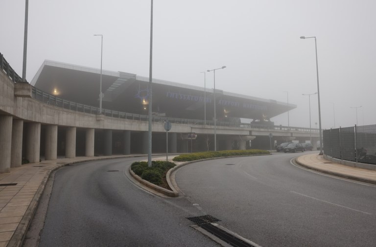 Πέπλο ομίχλης κάλυψε τη Θεσσαλονίκη – Καθυστερήσεις στις πτήσεις στο αεροδρόμιο «Μακεδονία»