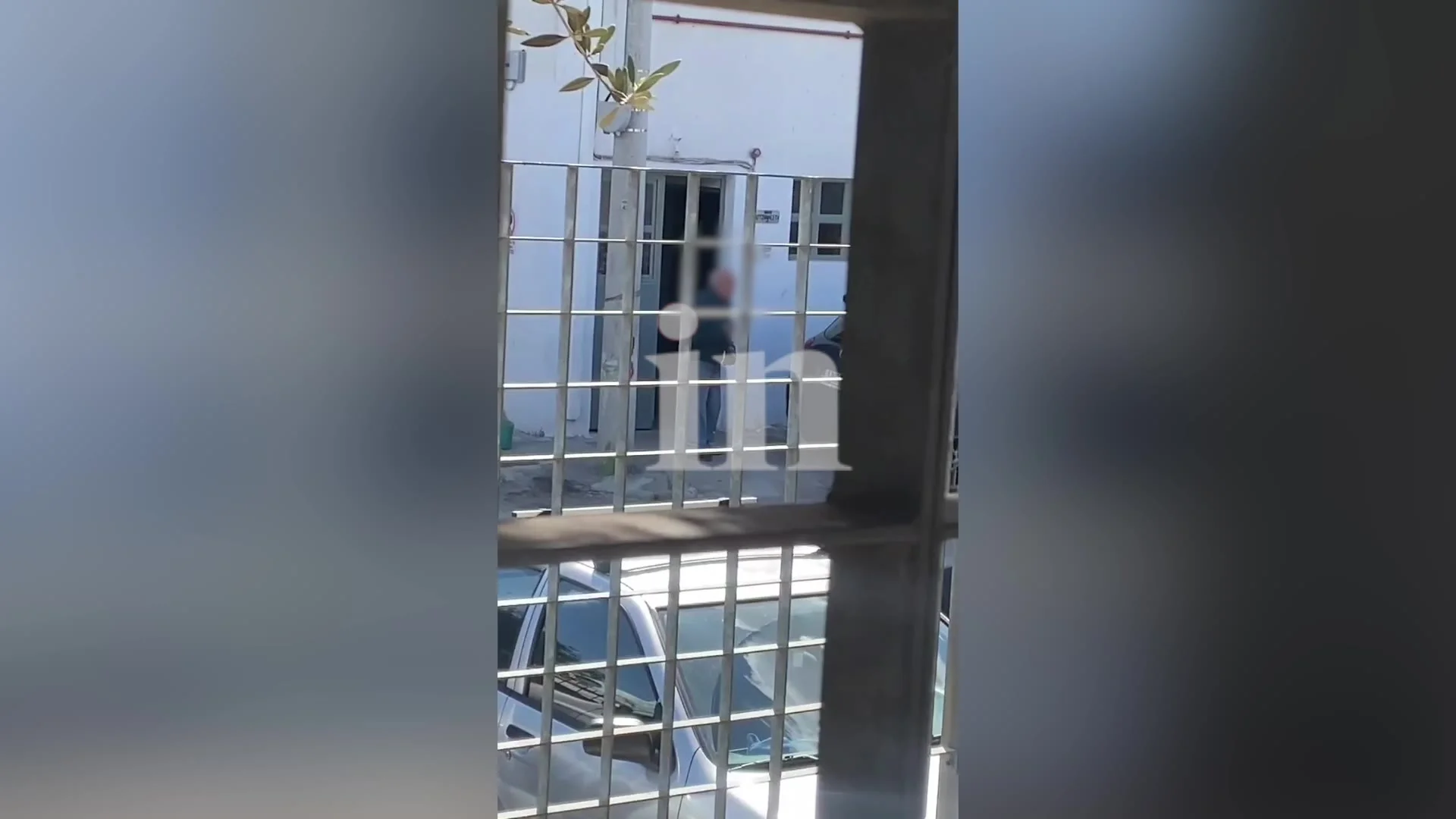 «Είδαμε να σημαδεύει με το όπλο τα παιδιά» – Σοκάρουν οι μαρτυρίες από το γυμνάσιο στου Ρέντη