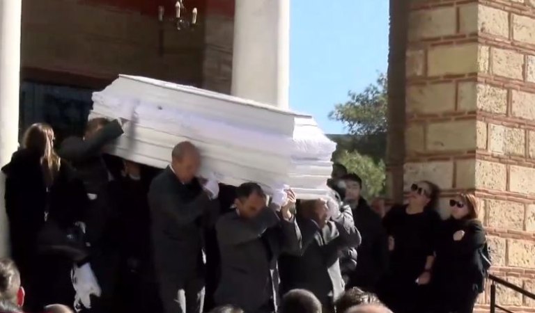 Νέα Πέραμος: Σε κλίμα οδύνης το τελευταίο «αντίο» στον 27χρονο που δολοφονήθηκε