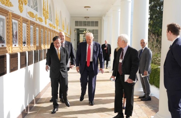 ΗΠΑ: Ο Τραμπ συναντήθηκε με τον Πέτρο και «αγάπησε την Κολομβία»