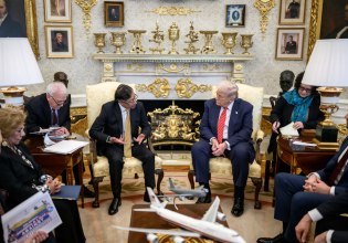 Τραμπ: Θάβει το τσεκούρι του πολέμου με τον Πέτρο της Κολομβίας; Τι συζήτησαν