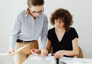 Global Gender Gap Report 2025: Η θεσμική στασιμότητα στην Παγκόσμια Ανάπτυξη