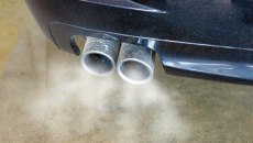 Ο Τραμπ ξηλώνει την κλιματική πολιτική, οι ΗΠΑ επιστρέφουν στα βενζινοκίνητα