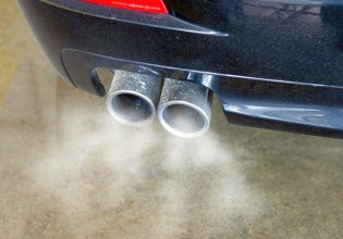 Ο Τραμπ ξηλώνει την κλιματική πολιτική, οι ΗΠΑ επιστρέφουν στα βενζινοκίνητα