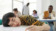 «Αφήστε τους μαθητές να κοιμηθούν» – Μελέτη λέει ότι τα σχολεία πρέπει να ξεκινούν αργότερα