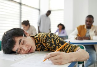 «Αφήστε τους μαθητές να κοιμηθούν» – Μελέτη λέει ότι τα σχολεία πρέπει να ξεκινούν αργότερα