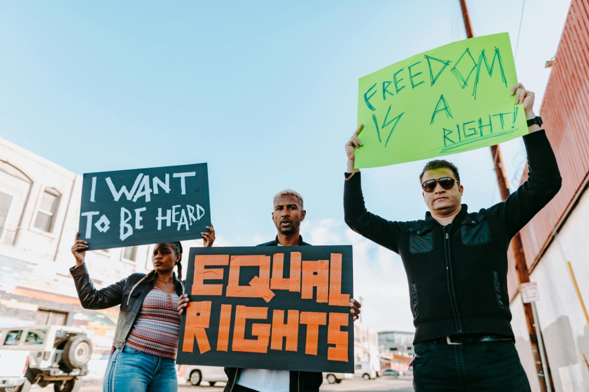 HRW: Η παραβίαση των δικαιωμάτων στην ΕΕ υπονομεύει τη δημοκρατία και το κράτος δικαίου