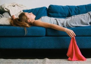 Gen Z: Από τα ακριβά ενοίκια στους χαμηλούς μισθούς – Οι 7 λόγοι που την κρατούν πίσω