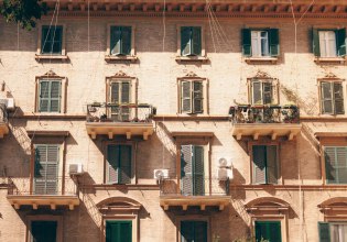 Ευρώπη: Δυσβάσταχτο το κόστος των ενοικίων – Ποιοι πλήττονται περισσότερο και τι ισχύει στην Ελλάδα