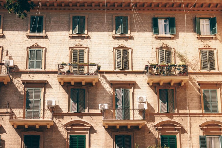 Ευρώπη: Δυσβάσταχτο το κόστος των ενοικίων – Ποιοι πλήττονται περισσότερο και τι ισχύει στην Ελλάδα