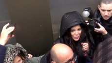 Κραν Μοντανά: «Σκοτώσατε τον γιο μου, θα πληρώσετε» – Προπηλάκισαν τους ιδιοκτήτες του μοιραίου μπαρ