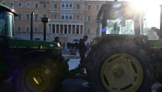 Αγρότες: Παρέμειναν τη νύχτα στο Σύνταγμα – Αποχωρούν το μεσημέρι με την υπόσχεση συνέχισης του αγώνα