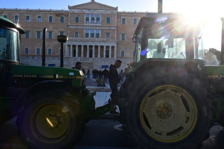 Αγρότες: Παρέμειναν τη νύχτα στο Σύνταγμα – Αποχωρούν το μεσημέρι με την υπόσχεση συνέχισης του αγώνα