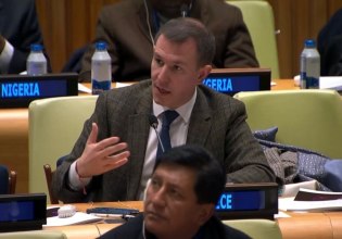 Δουδωνής στον ΟΗΕ: Στη Δημοκρατία αναλώσιμοι αν χρειαστεί γίνονται οι πολιτικοί, ώστε να μην είναι αναλώσιμος ο λαός