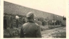 «Στον τοίχο της Καισαριανής μάς φέραν από πίσω κ’ ίσα έν’ αντρίκιο ανάστημα ψηλώσαν το σωρό»